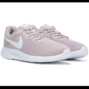 🎉🔹SOLD🔹🎉Women’s Nike Tanjun Sneaker